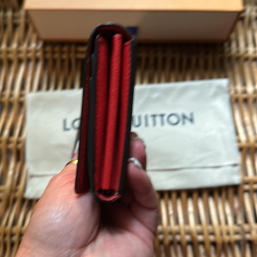 Louis Vuitton Limited Edition Sarah Holiday Wallet. - Picture 8 of 11
